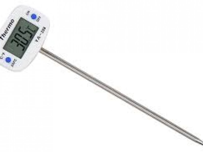Nhiệt kế đo nhiệt độ thực phẩm.
